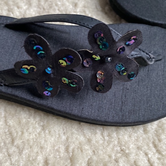 Black sequin floral flip flops - Picture 3 of 6